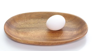 Beyaz yumurta kahverengi ahşap plaka