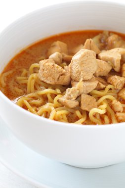 sıcak ve baharatlı körili makarna 