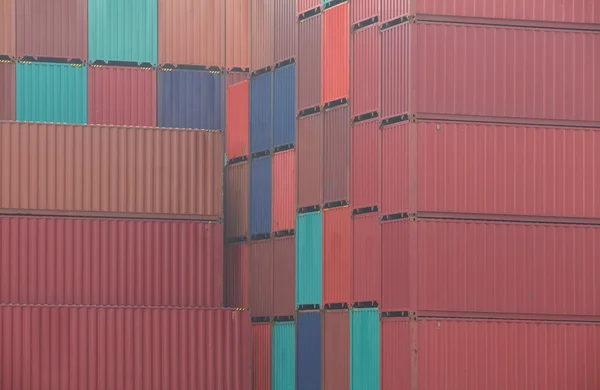 Пачка разноцветных контейнеров — стоковое фото