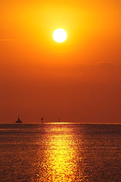 Zonsondergang op zee in thailand — Stockfoto