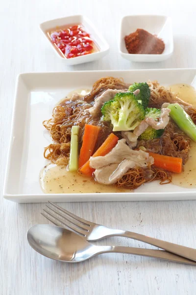 Fideos fritos con salsa de cerdo — Foto de Stock