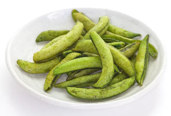 Groene sojabonen in witte plaat — Stockfoto