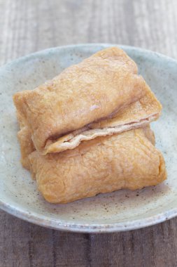 Kızarmış tofu sarılı pirinç