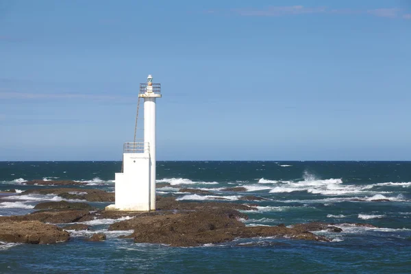 Faro blanco en la playa — Foto de Stock