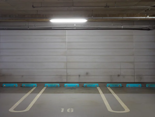 Estacionamento garagem interior subterrâneo — Fotografia de Stock