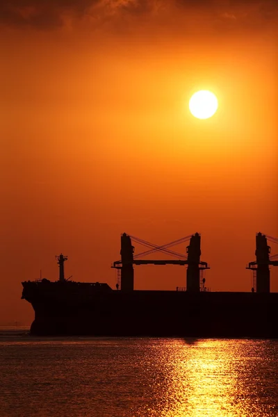 Schiff und schöner Sonnenuntergang — Stockfoto
