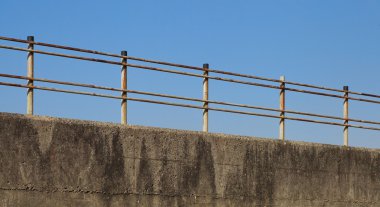 Alan büyük bir tel ile 