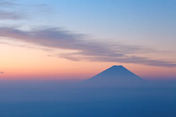 La cima de la montaña Fuji con niebla — Foto de Stock