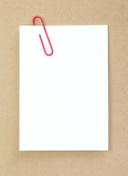 Clip de papel de metal de color y nota de papel blanco en blanco —  Fotos de Stock