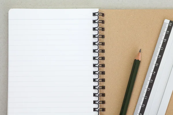 Cuaderno y lápiz en blanco —  Fotos de Stock