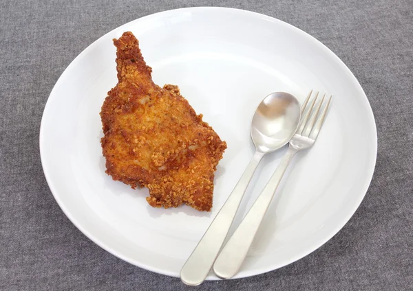 Pollo frito en plato blanco — Foto de Stock