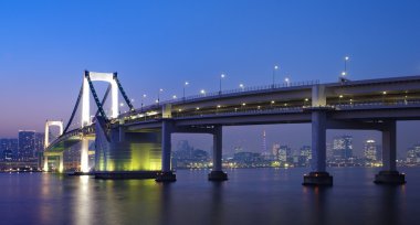 Tokyo Körfezi ile Tokyo Gökkuşağı Köprüsü