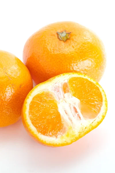 Onwhite pomarańczowy kromka na białym tle — Zdjęcie stockowe