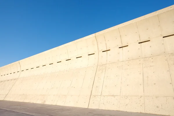 Alto muro de hormigón — Foto de Stock