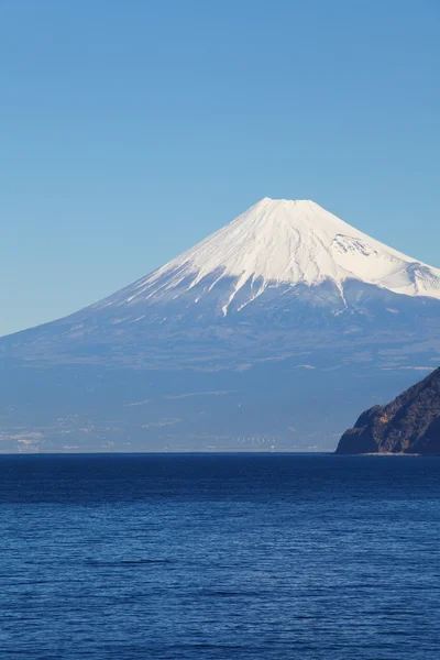 冬の季節の山富士と阿智湖 — ストック写真