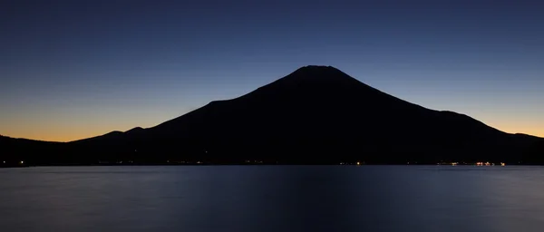 Гора Фудзи и озеро Ачи в зимний сезон — стоковое фото