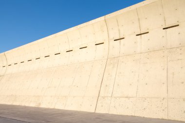 Yüksek beton duvar