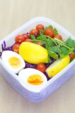Sebze salatası ve kaynatın yumurta