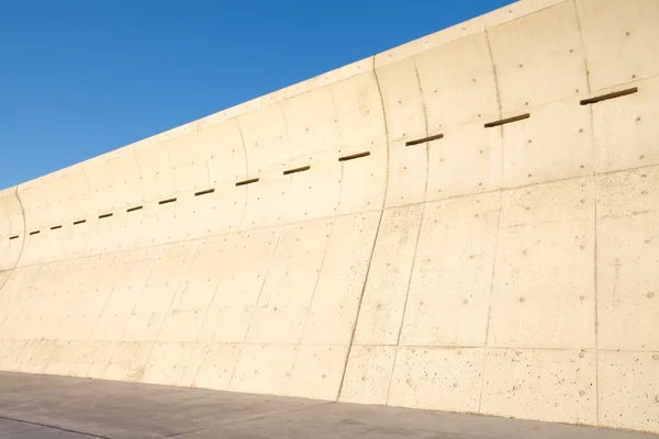 Высокие бетонные стены — стоковое фото