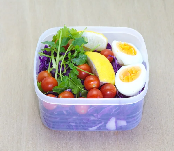 Смешать овощной салат и варить яйца — стоковое фото