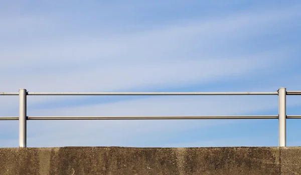 Fém kerítés és a betonfal — Stock Fotó