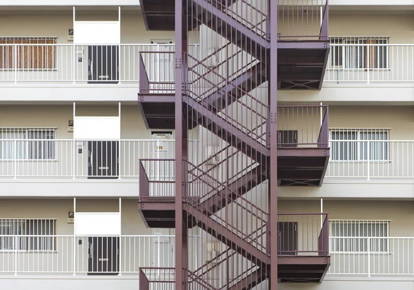 Metal escada de incêndio fora apartamento — Fotografia de Stock