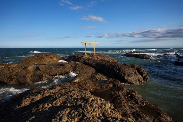 Plage rocheuse et ciel bleu — Photo