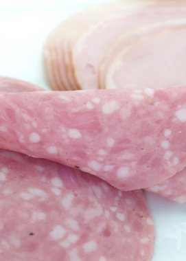 Taze dilimlenmiş sosis jambon