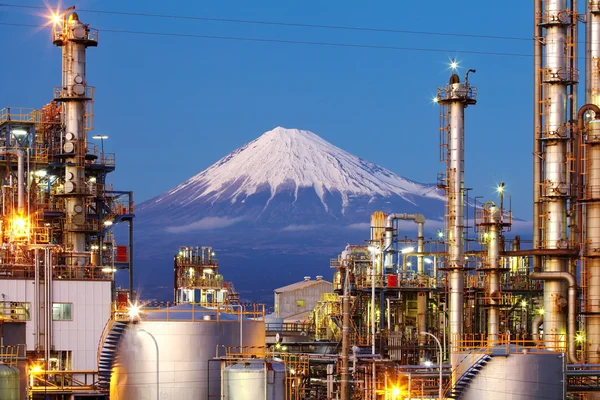 Planta de refinaria de petróleo com montanha Fuji — Fotografia de Stock