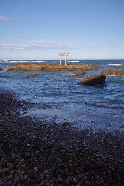 Rocky beach and blue sky — Stock Photo, Image