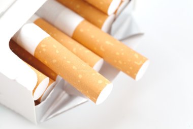 Kağıt kutusu içinde sigara