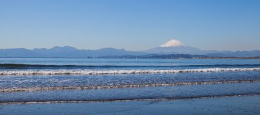 Dağ fuji ve deniz plaj