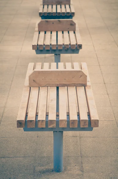 Пустая старинная деревянная скамейка — стоковое фото