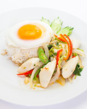 Kızarmış Balık top ile yumurta üstüne