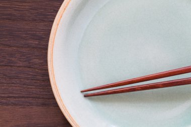 Yemek çubukları ve seramik tabak