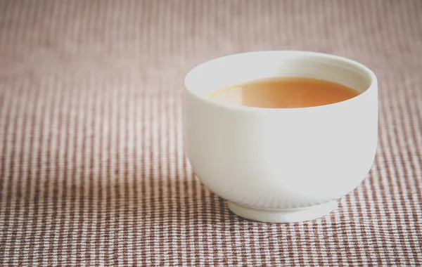 Taza blanca de té caliente — Foto de Stock