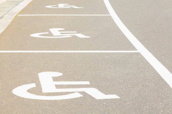 Niepełnosprawności osób symbol na parkingu — Zdjęcie stockowe