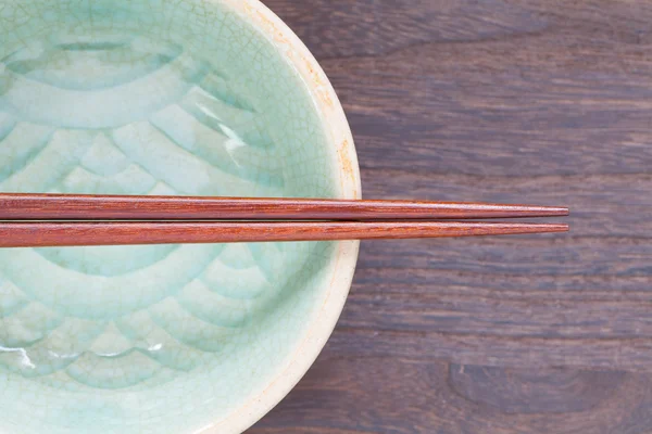 Chopsticks e tigela de cerâmica — Fotografia de Stock