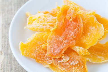 Kurutulmuş mango dilimleri