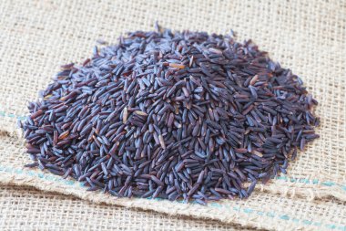 kahverengi pirinç pişmemiş