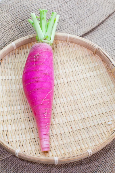 Violetti daikon retiisi — kuvapankkivalokuva