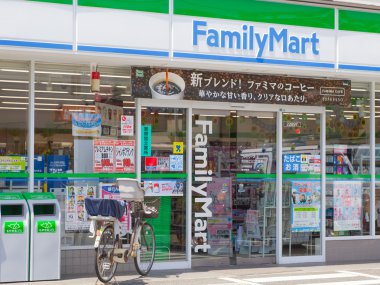 FamilyMart Pazar işareti ile