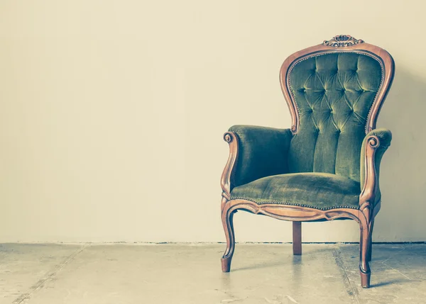 Антикварный стул на белой стене — стоковое фото
