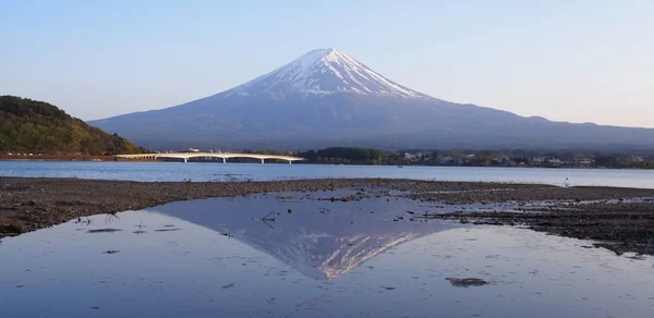 Sjön kawaguchiko med berget fuji — Stockfoto