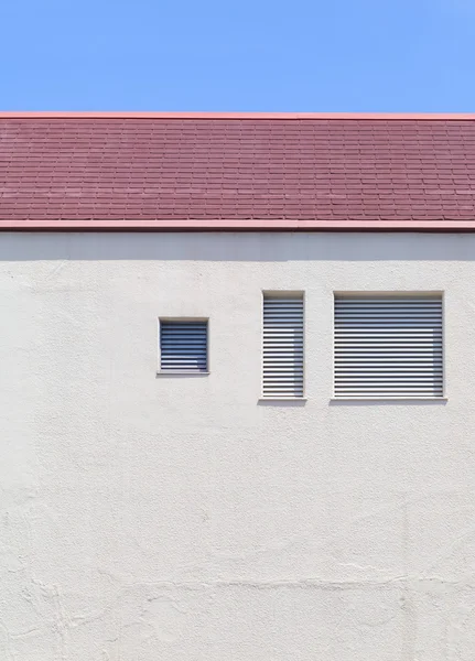 Εξωτερικό τοίχο του σπιτιού και παράθυρο — Φωτογραφία Αρχείου