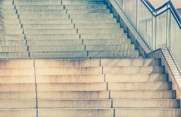 Escaliers extérieurs longs — Photo