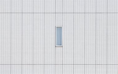 beyaz duvar üzerinde küçük bir pencere