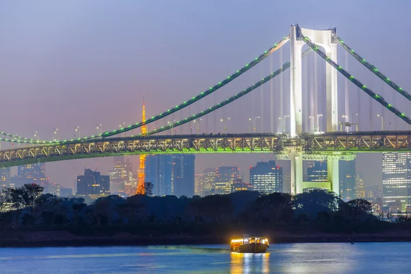 De brug van de regenboog van Tokyo in avond — Stockfoto