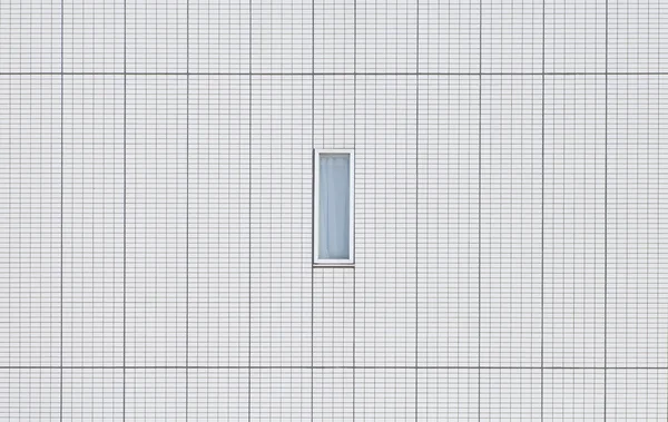 Pequeña ventana en la pared blanca — Foto de Stock