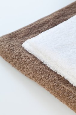 Beyaz ve kahverengi havlu